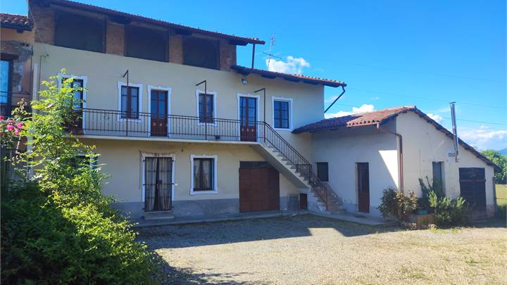 ROLETTO (To) cascinale libero tre lati con terren 