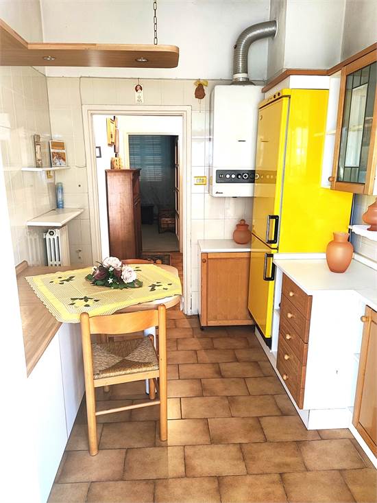 La cucina abitabile con uscita sul balcone