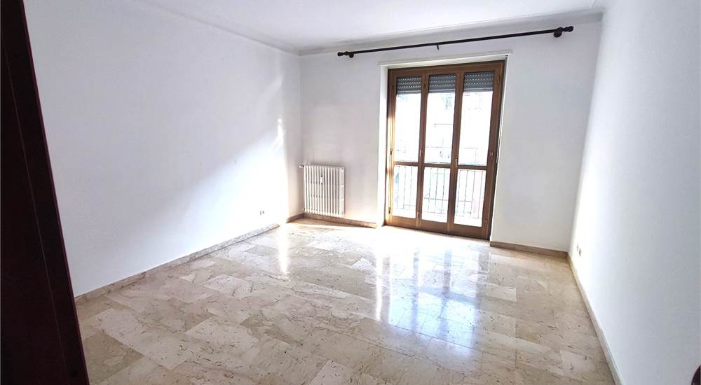 Il soggiorno spazioso con uscita sul balcone