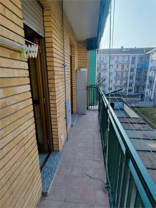Il balcone lungo con una bella esposizione