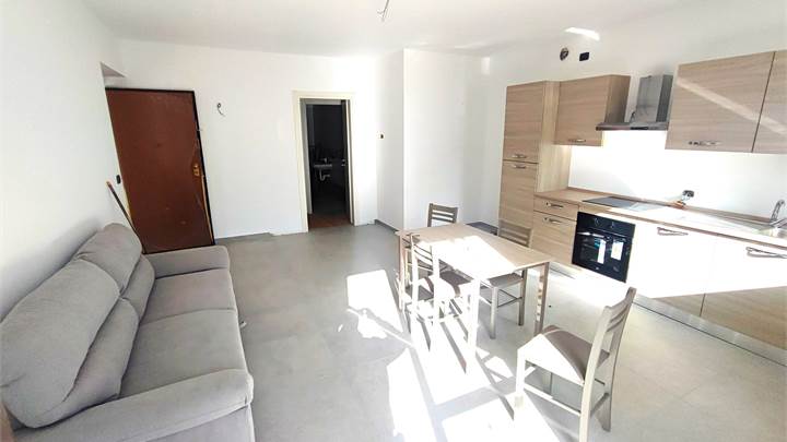 PEROSA ARGENTINA affittasi stupendo bilocale arredato con terrazzo privato e piccolo giardino 