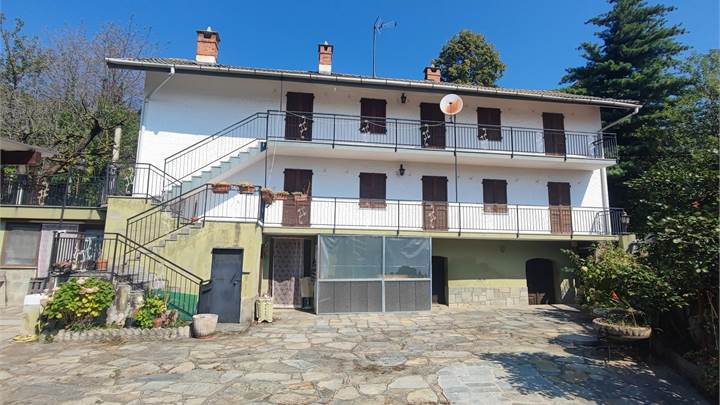 SAN SECONDO (collinare) casa bifamigliare indipendente su quattro lati con terreno